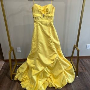 green emerald velvet dress Amazon.com: HFAGEMV Puffy Gold Lace Applique Masquerade Dresses for Women  Ball Gowns Pageant Prom Dress Black/Gold 0 : Clothing, Shoes & Jewelry